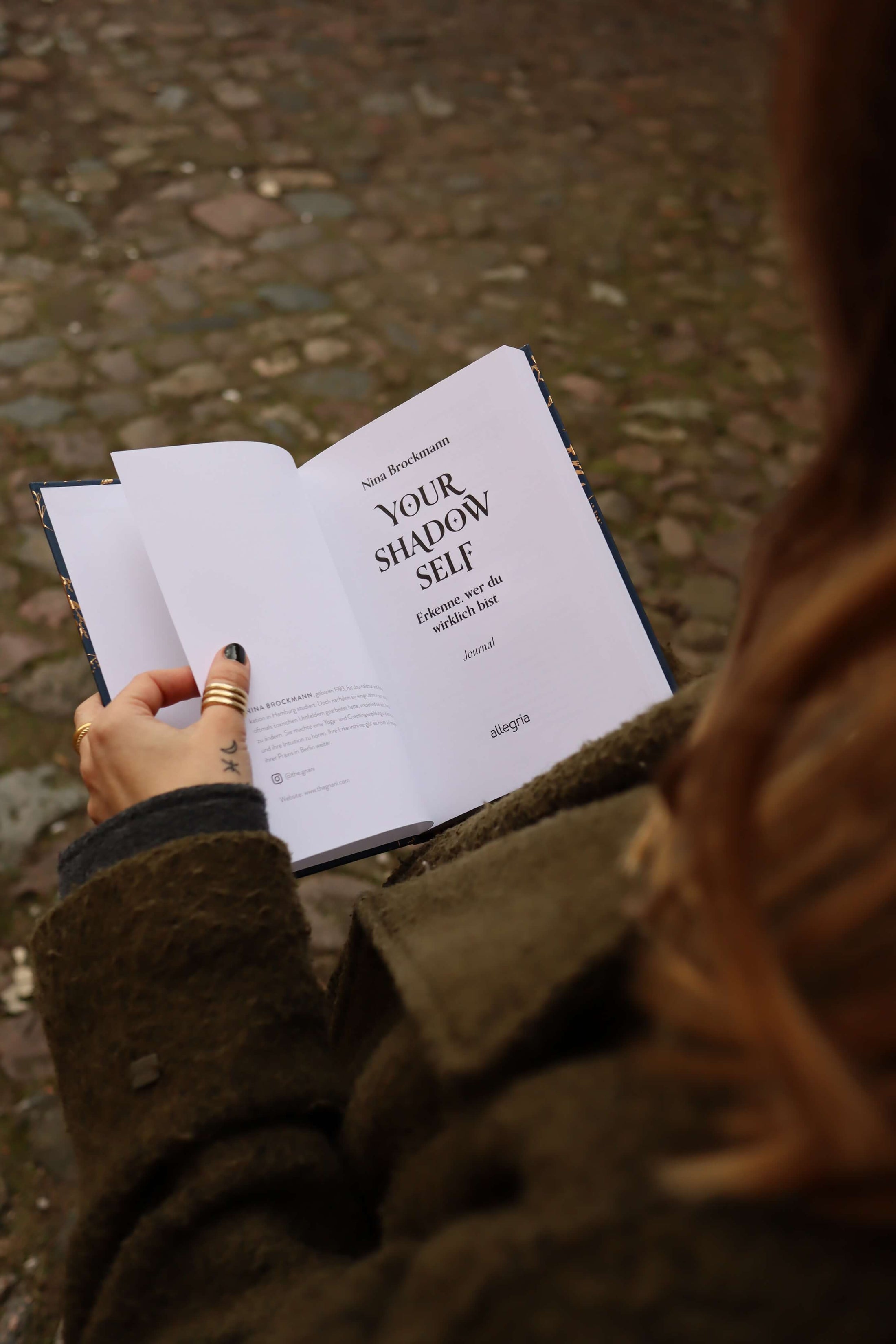 Nina Brockmann hält das Journal your shadow self in ihren Händen