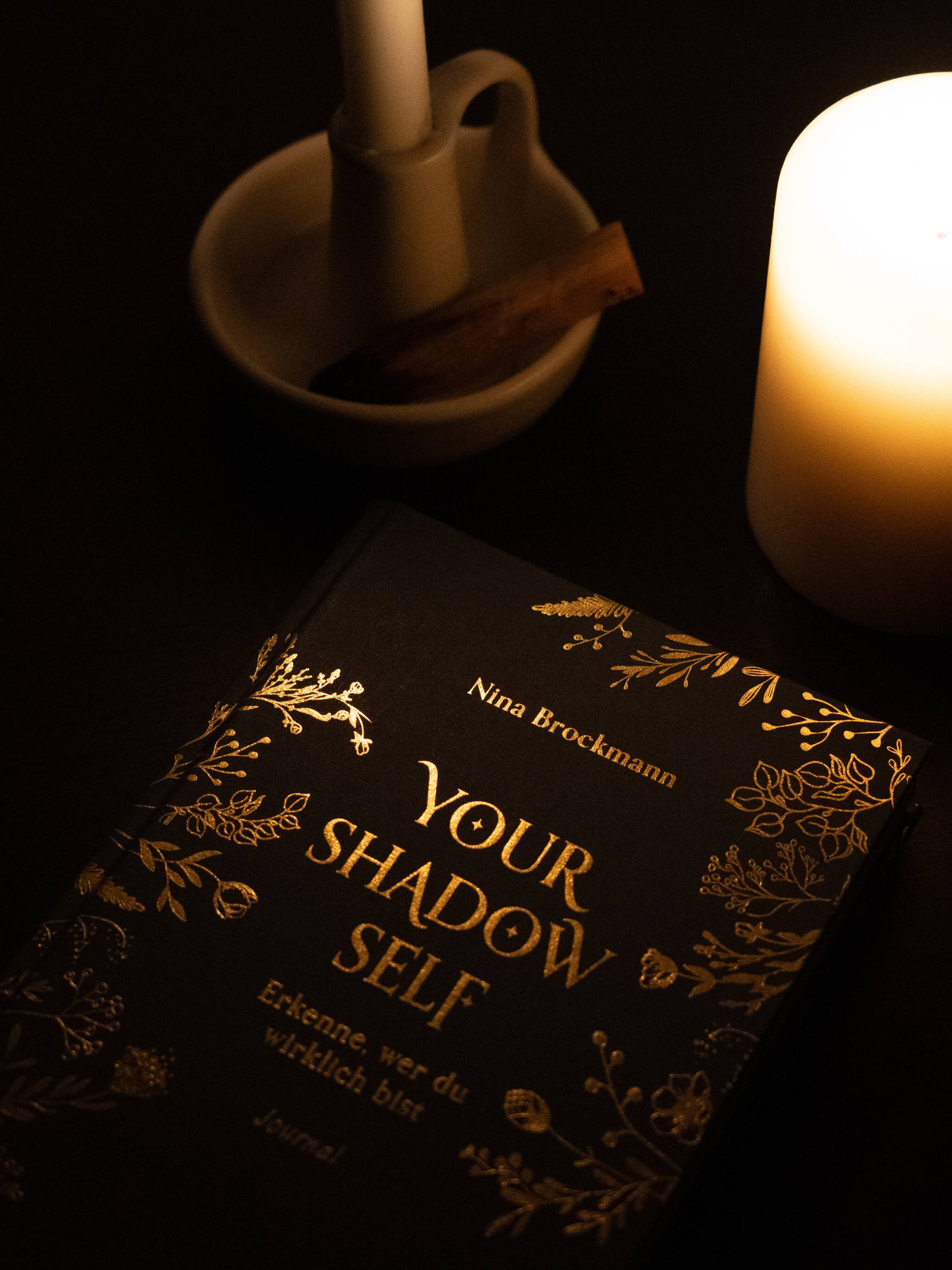 Journal von Nina Brockmann your shadow self bei Kerzenschein