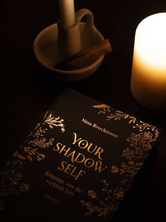 Journal von Nina Brockmann your shadow self bei Kerzenschein